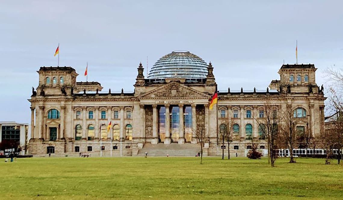 Auf dem Bild ist der Sitz des Bundestags zu sehen. Es ist der Haupteingang mit der Kuppel.