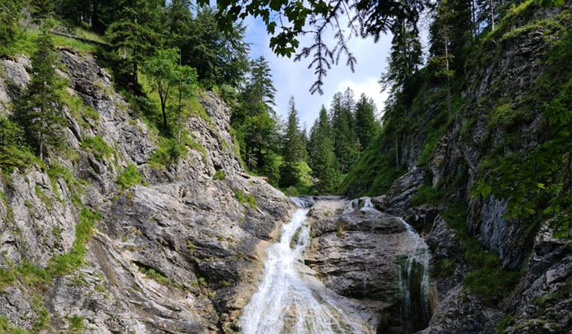 Ein Wasserfall, der einen Berg runter fließt.