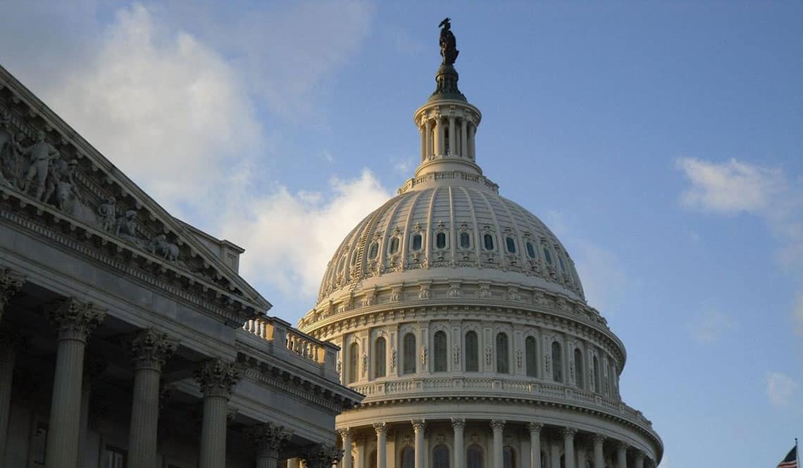 Das Kapitol in Washington mit blauem Himmel im Hintergrund.